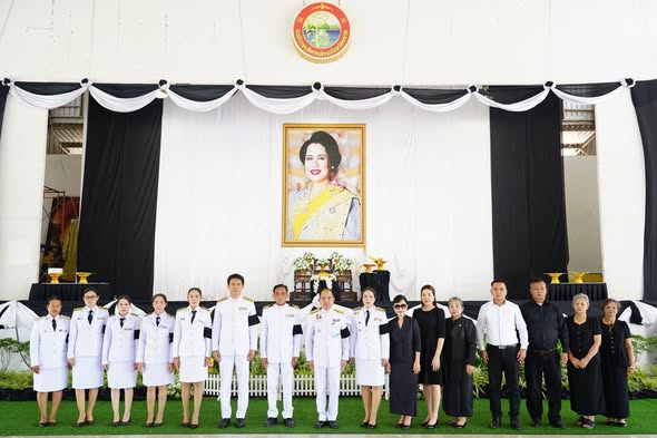 ข้าราชการ พนักงาน องค์การบริหารส่วนตำบลด่านชุมพล ผู้นำชุมชน และประชาชนในพื้นที่ร่วมพิธีสรงน้ำพระบรมศพสมเด็จพระนางเจ้าสิริกิติ์ พระบรมราชินีนาถ พระบรมราชชนนีพันปีหลวง ในวันอาทิตย์ที่ 26 ตุลาคม 2568 เวลา 13.00 น. ณ อาคารเฉลิมพระเกียรติ 60 พรรษาฯ เทศบาลตำบลบ่อพลอย