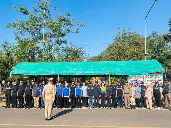 อบต.ด่านชุมพล ร่วมต้อนรับนายสุเมธ ตะเพียนทอง นายอำเภอบ่อไร่ ซึ่งให้เกียรติเป็นประธานเปิดศูนย์ปฏิบัติการป้องกันและลดอุบัติเหตุทางถนนช่วงเทศกาลปีใหม่ ประจำปี 2569