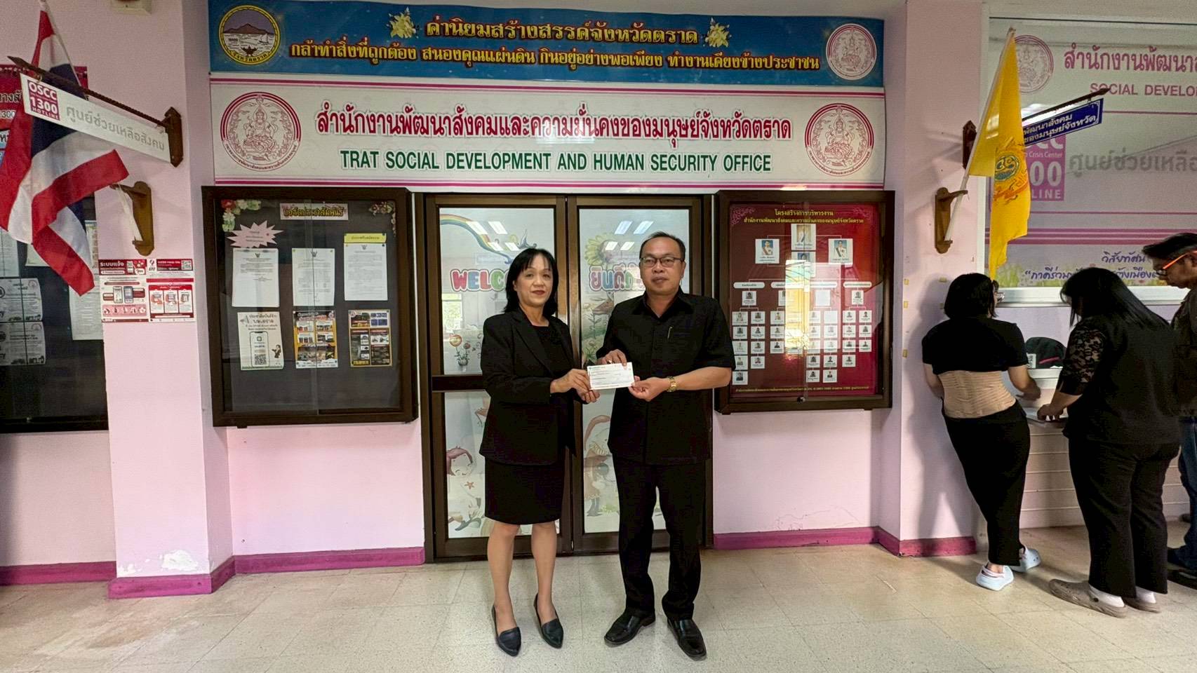 วันที่ 31 มีนาคม 2569 นายกมล กิจจานนท์ นายกองค์การบริหารส่วนตำบลด่านชุมพล ลงนามบันทึกข้อตกลงพร้อมรับเงินอุดหนุนจากกรมส่งเสริมและพัฒนาคุณภาพชีวิตคนพิการ (พก.) ตามโครงการปรับสภาพแวดล้อมที่อยู่อาศัยสำหรับคนพิการ จำนวน 4 ราย ๆ ละ 40,000 บาท รวมเป็นเงินจำนวนทั้งสิ้น 160,000 บาท ณ สำนักงานพัฒนาสังคมและความมั่นคงของมนุษย์จังหวัดตราด