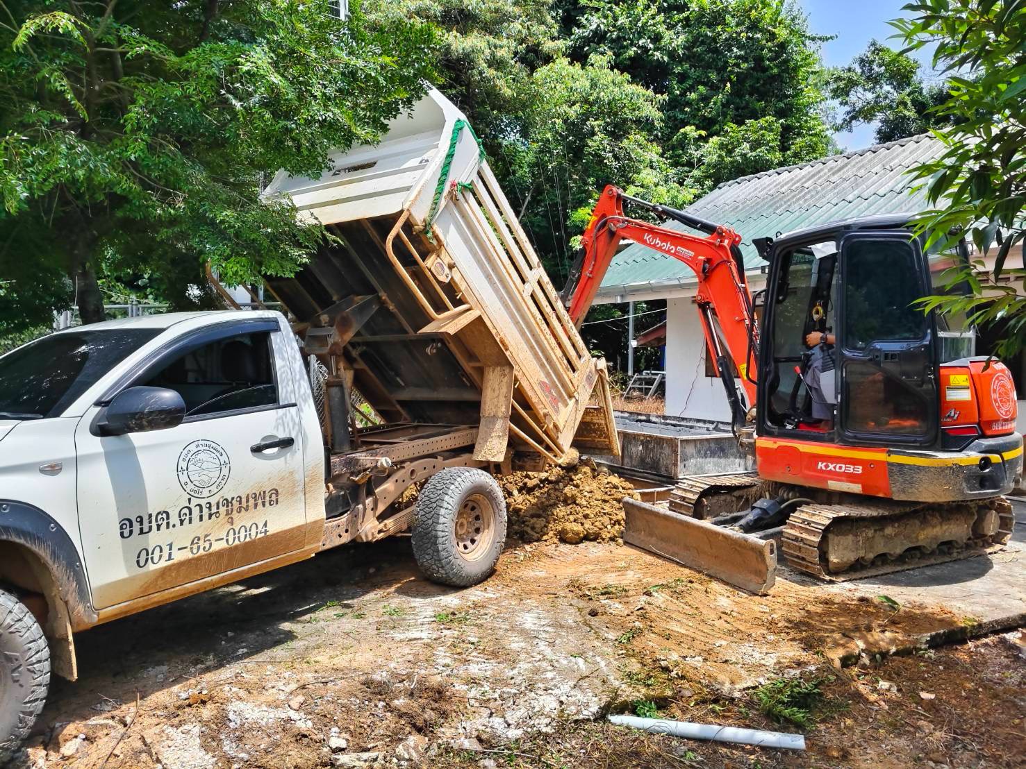 องค์การบริหารส่วนตำบลด่านชุมพล ลงพื้นที่พัฒนาสาธารณูปโภคและแก้ไขปัญหาให้ประชาชน
